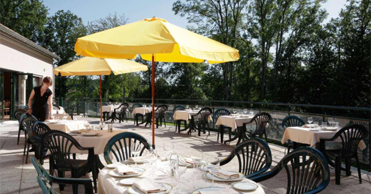 Een foto van het terras bij Hotel Le Tulipier