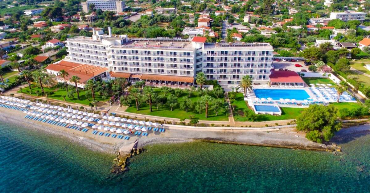 Een foto van de buitenkant van Calamos Beach Family Club Hotel