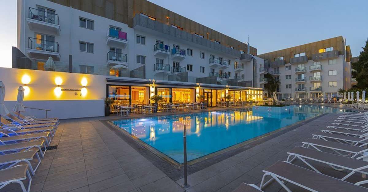 Een foto van het zwembad bij Anemi Hotel & Suites