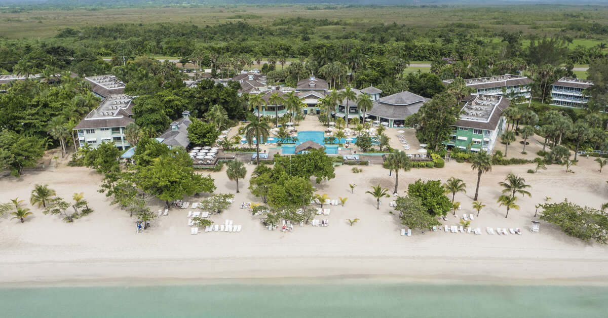 Een foto van de buitenkant van Couples Negril