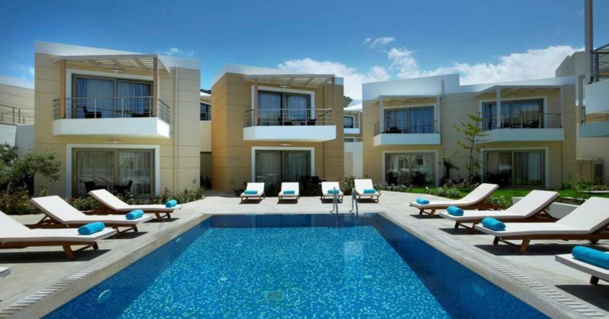 Een foto van het zwembad bij The Royal Blue Resort & Spa