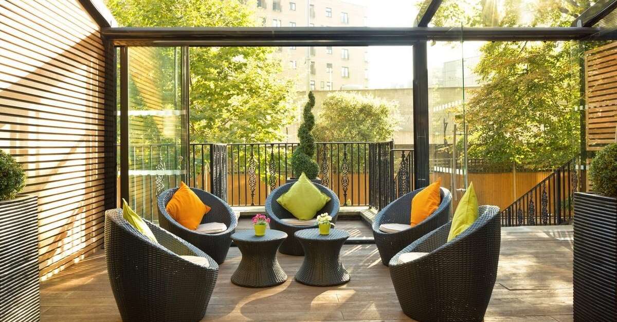 Een foto van het terras bij Park City Grand Plaza Kensington