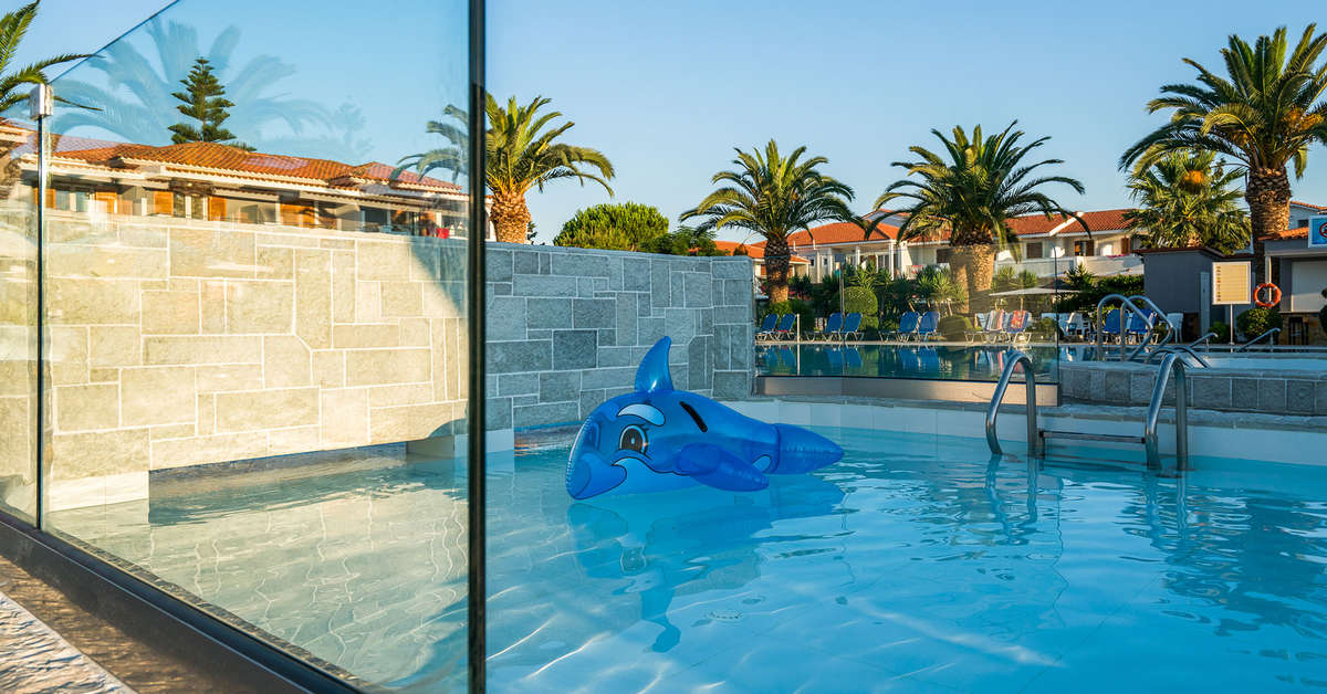 Ein Foto vom Pool im Golden Sun Hotel
