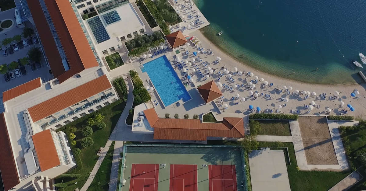 Ein Foto vom Pool im Admiral Grand Hotel