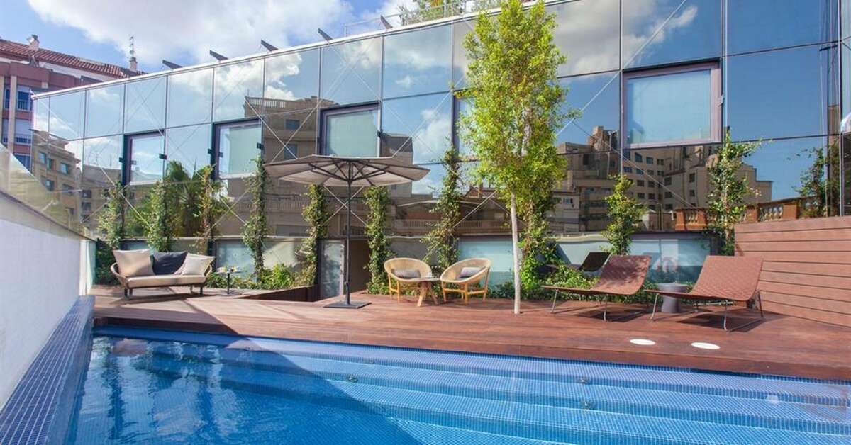 Een foto van het zwembad bij Ocean Drive Barcelona
