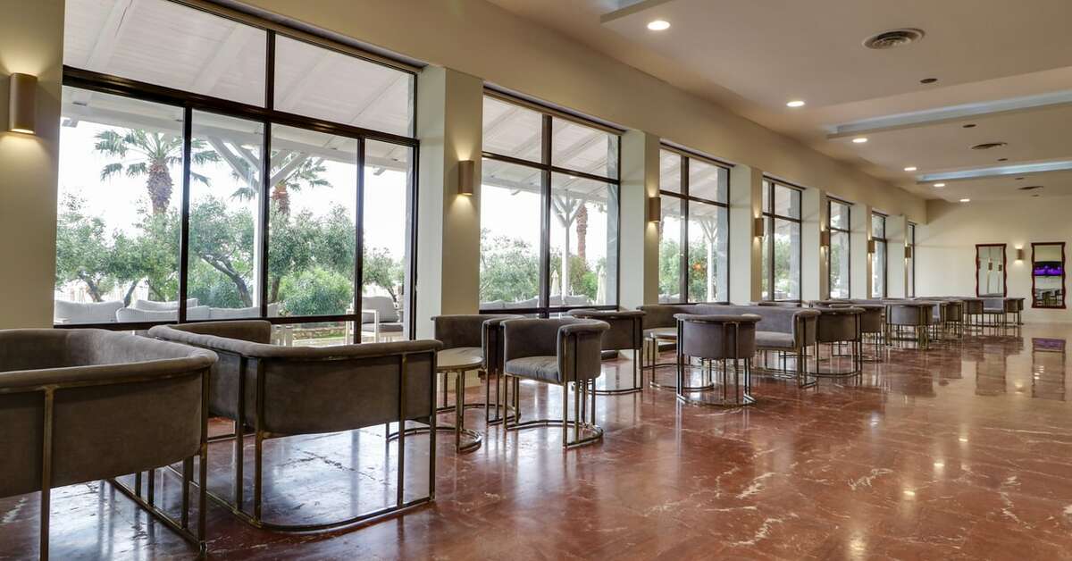 Een foto van het interieur van Calamos Beach Family Club Hotel