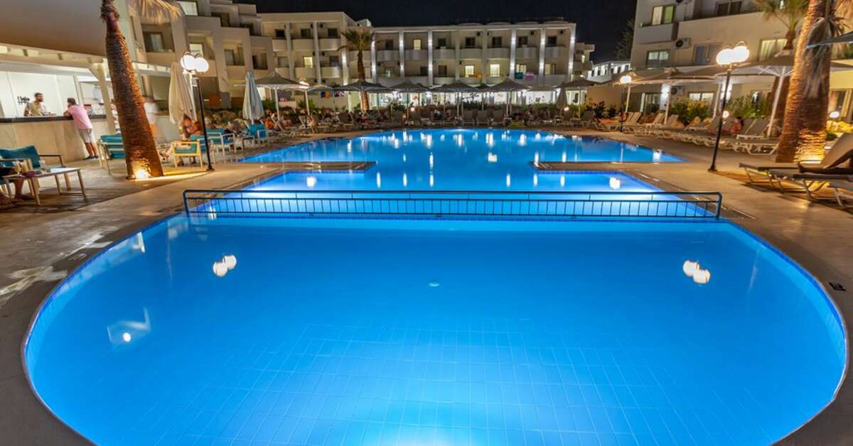 Een foto van het zwembad bij Harmony Rethymno Beach Hotel