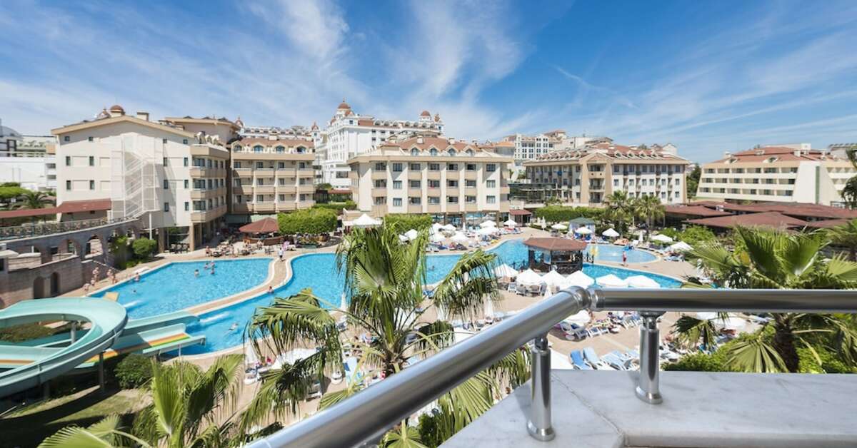 Ein Foto vom Pool im Grand Seker Hotel