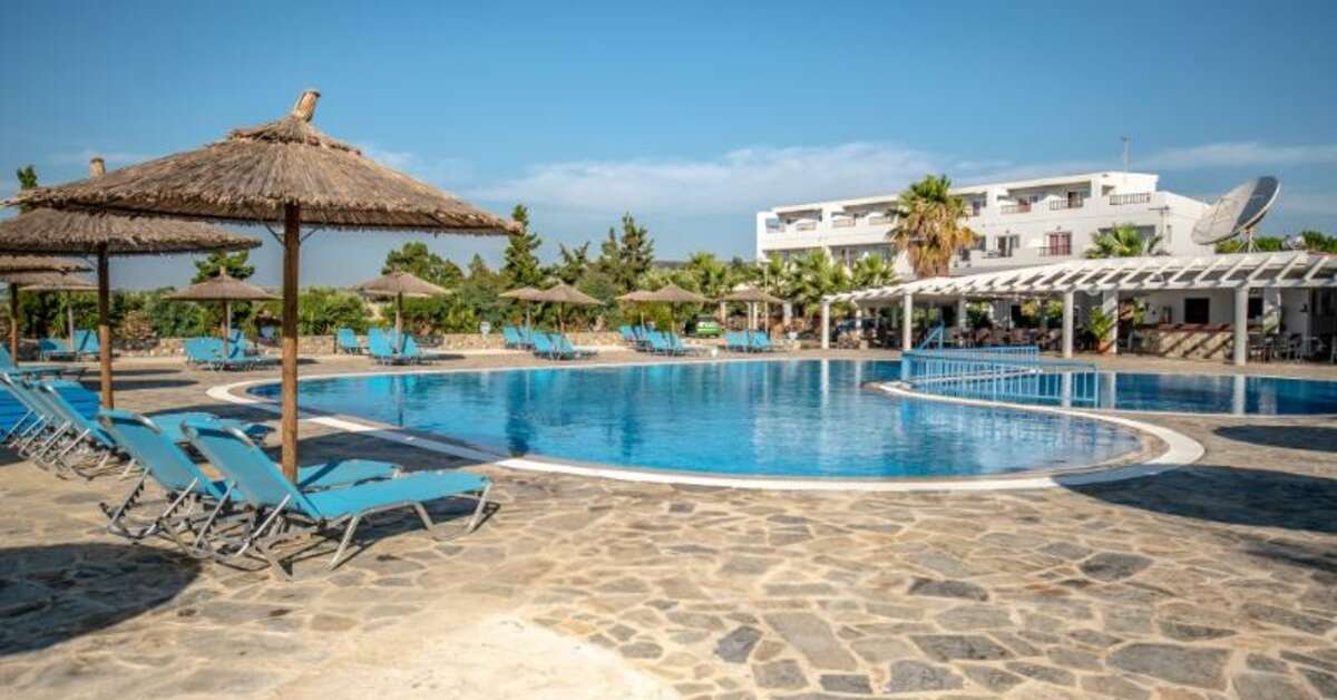 Een foto van het zwembad bij Evripides Village Beach Hotel