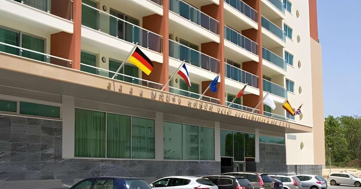 Een foto van de buitenkant van Monte Gordo Aparthotel & Spa