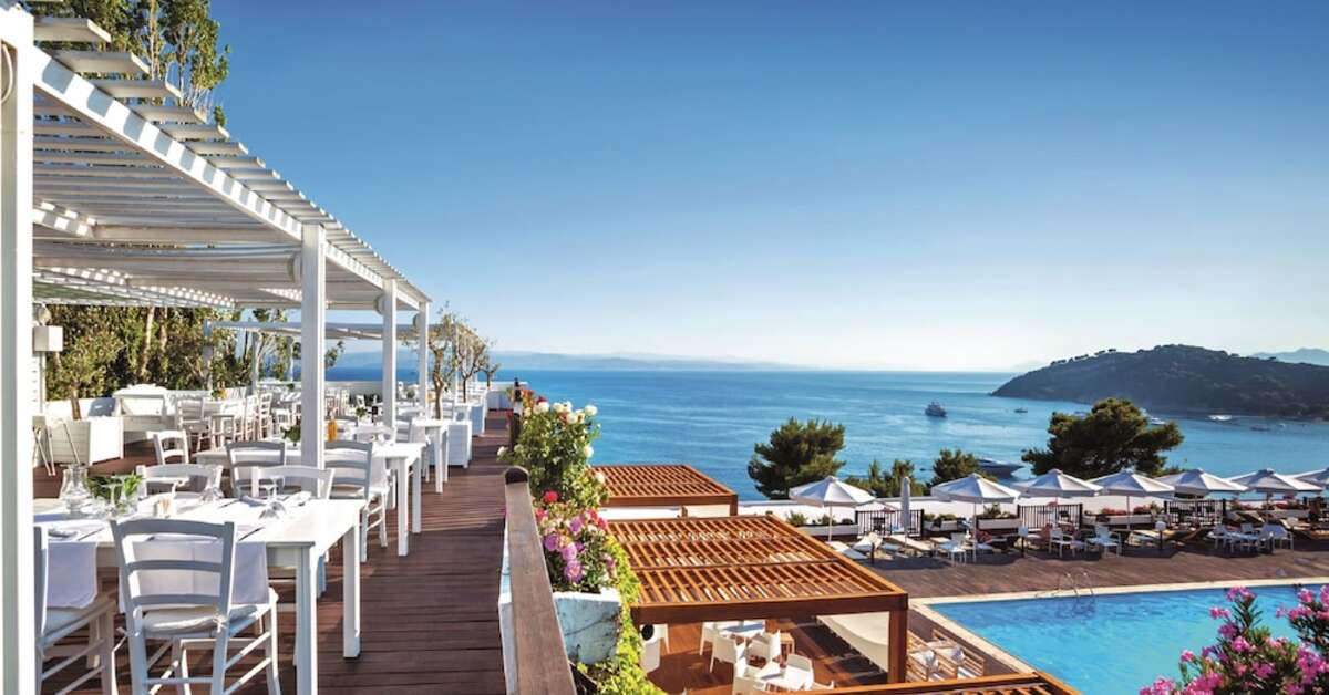 Een foto van het terras bij Skiathos Palace Hotel