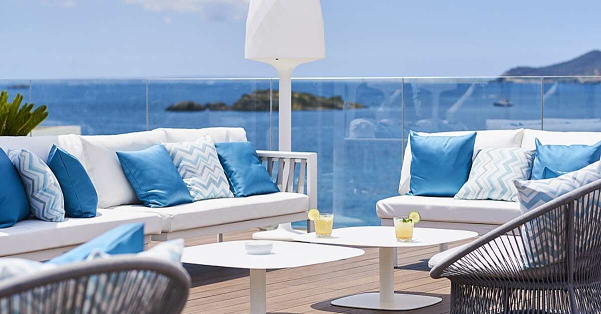 Een foto van het terras bij Eurostars Ibiza