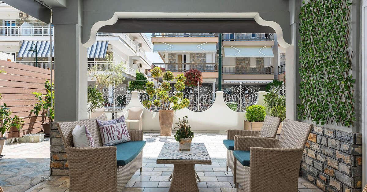 Een foto van het terras bij Ouzas Luxury Hotel