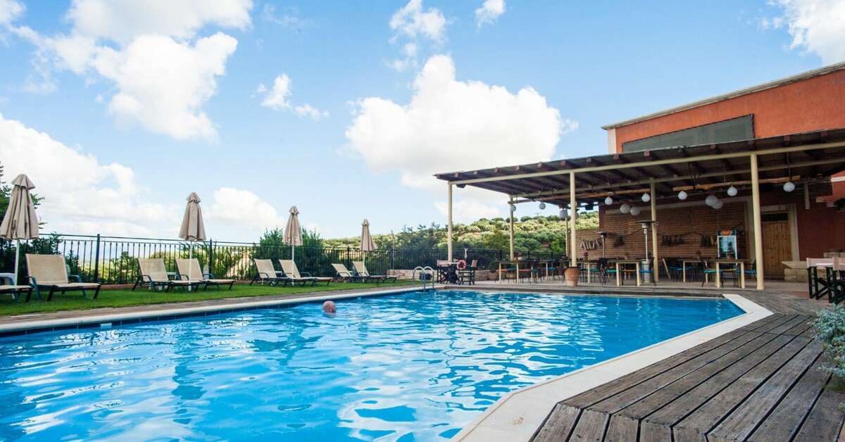 Een foto van het zwembad bij Katalagari Country Suites
