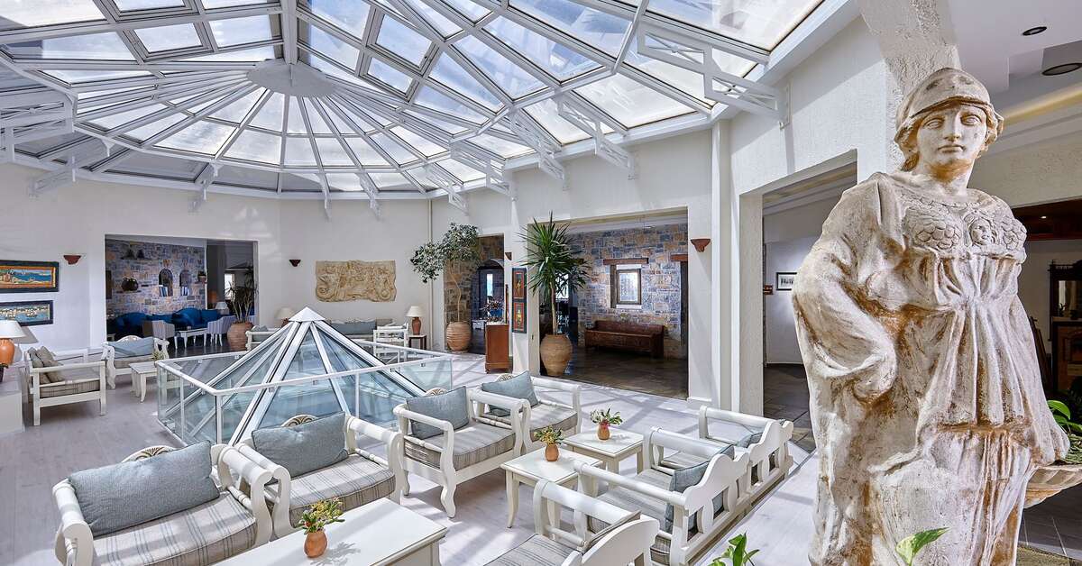 Een foto van het interieur van Alexander Beach Hotel & Village