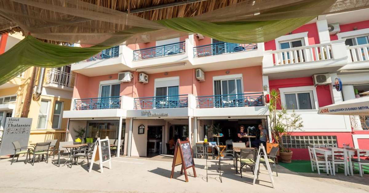 Een foto van de buitenkant van Hotel Thalassies