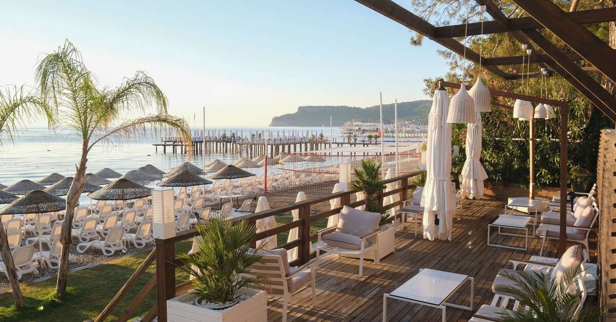 Een foto van het terras bij DoubleTree by Hilton Antalya Kemer