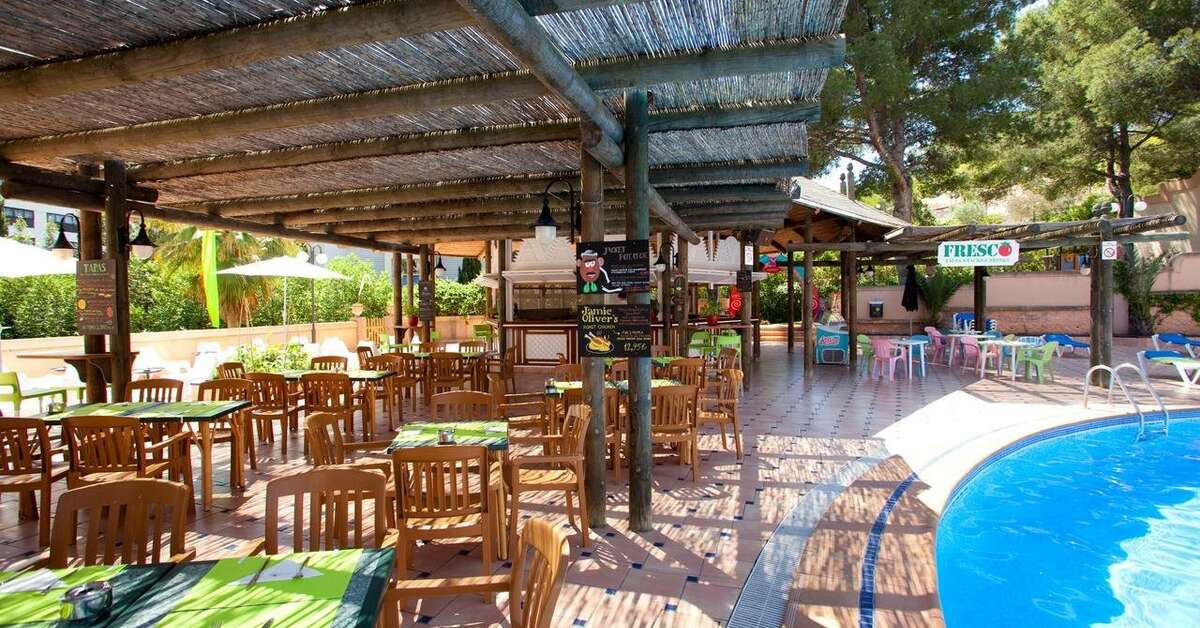 Een foto van het terras bij Aparthotel Aquasol