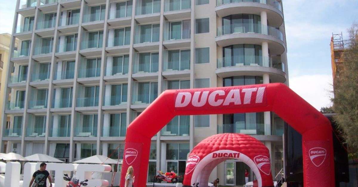 Een foto van de buitenkant van I-Suite Hotel