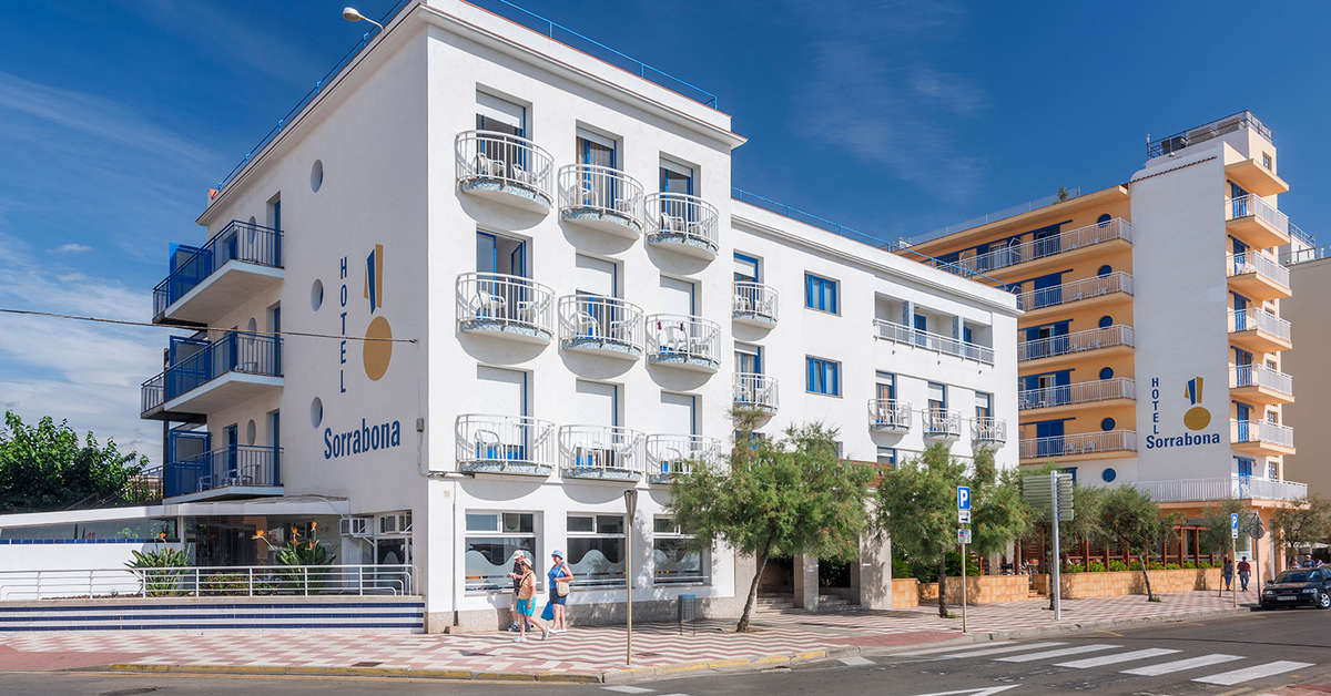 Een foto van de buitenkant van Hotel Sorrabona