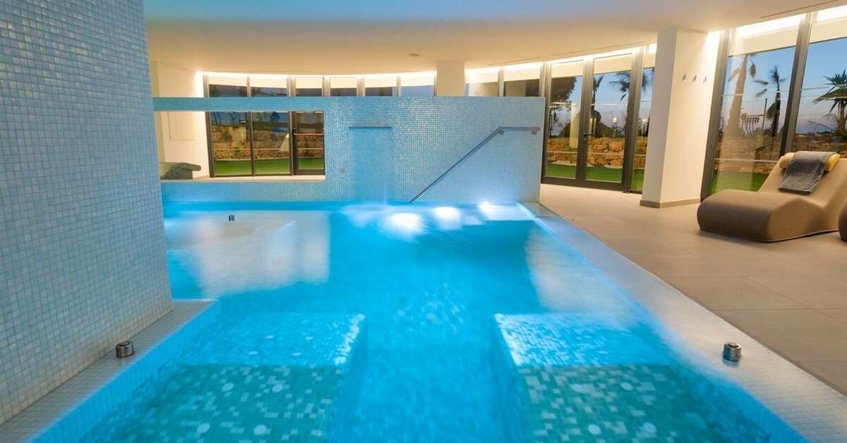 Een foto van het zwembad bij Longevity Health & Wellness Hotel