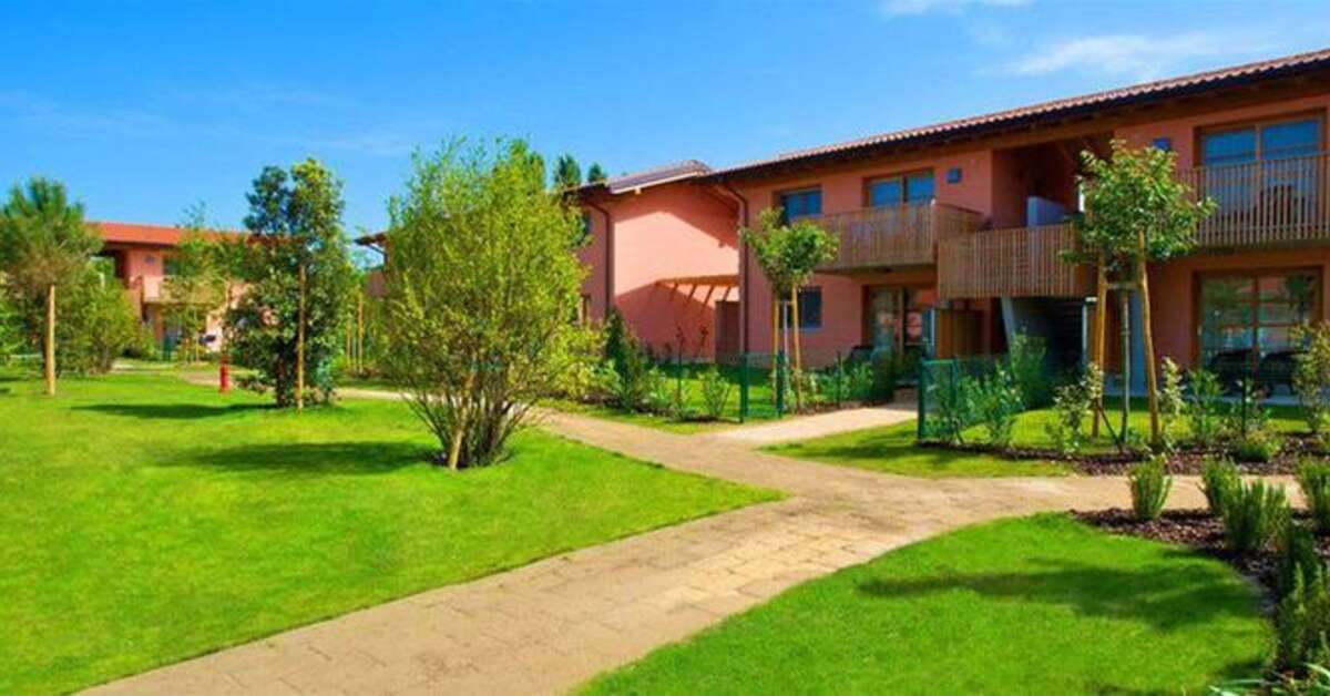 Een foto van het terras bij Green Village Resort