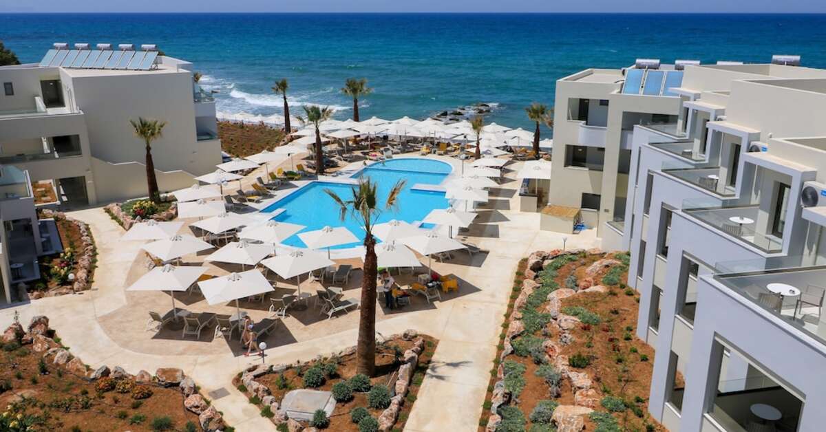 Een foto van het zwembad bij Harmony Rethymno Beach Hotel