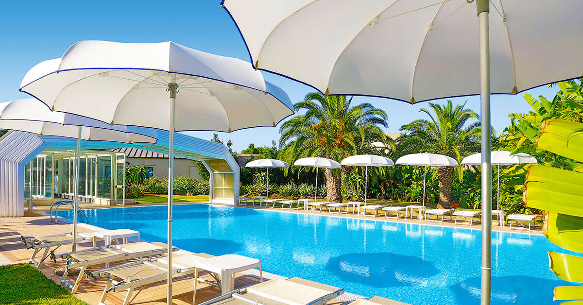 Een foto van het zwembad bij VOI Arenella Resort