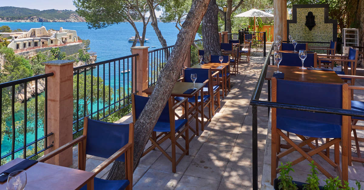 Ein Foto von der Terrasse im Petit Cala Fornells Hotel