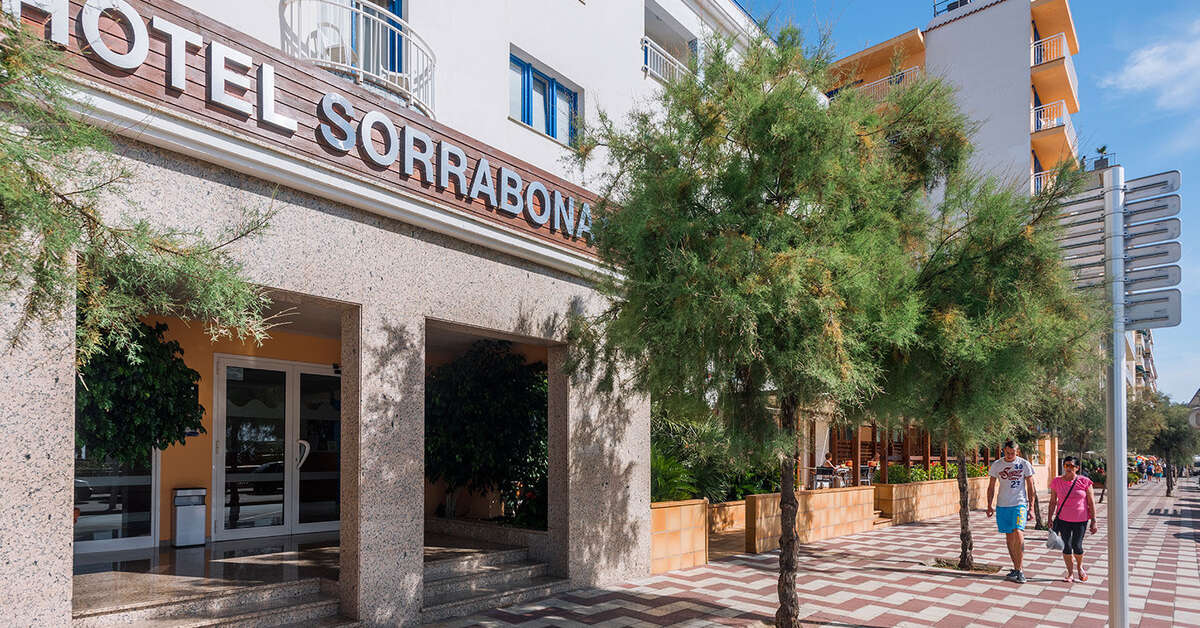 Een foto van de buitenkant van Hotel Sorrabona