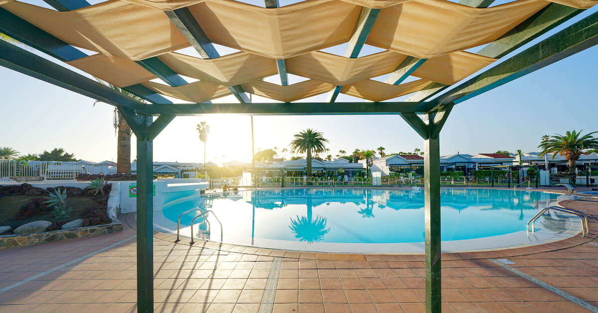 Een foto van het zwembad bij Maspalomas Lago