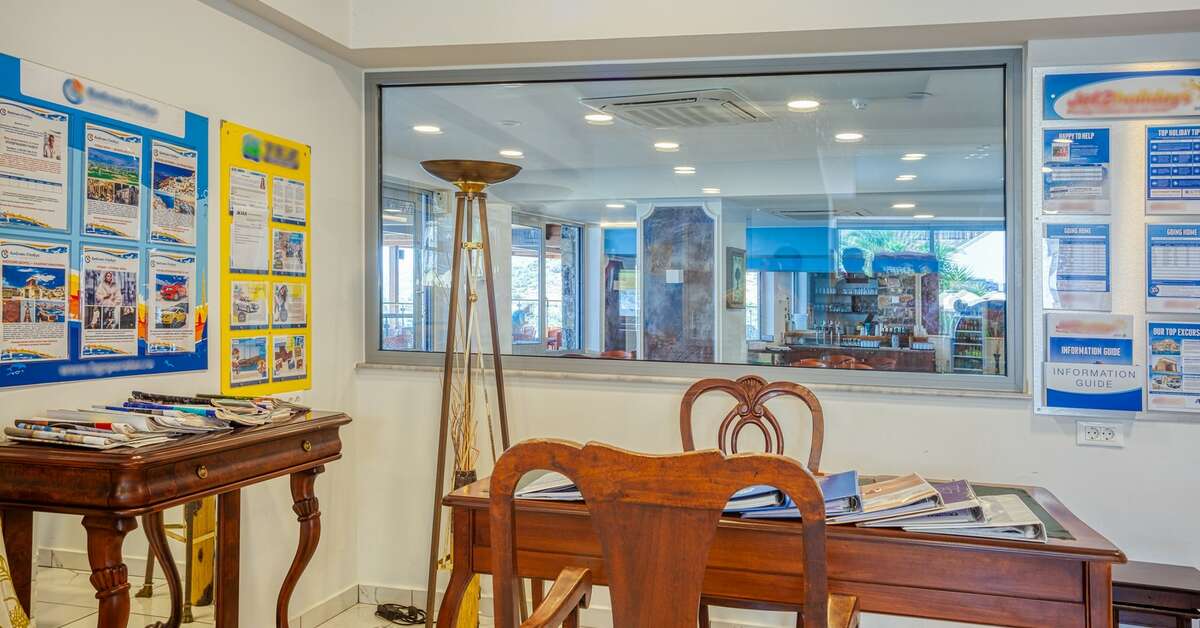 Een foto van het interieur van Elounda Water Park Residence Hotel