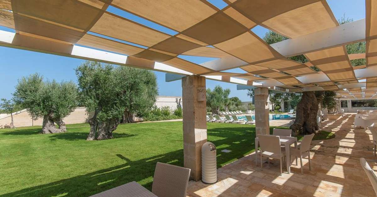 Een foto van het terras bij Masseria Torre del Diamante