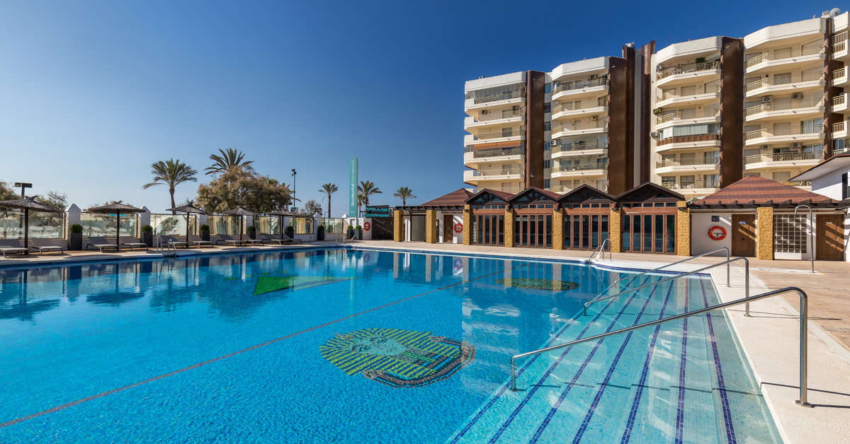 Een foto van het zwembad bij Occidental Fuengirola