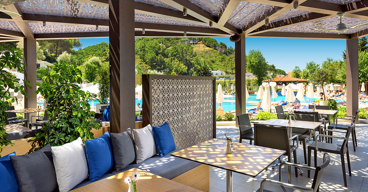 Een foto van het terras bij Olympic Palace Hotel