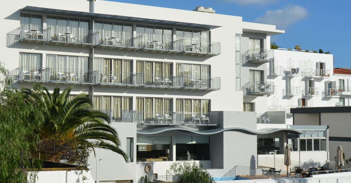 Een foto van de buitenkant van Madeira Bright Star Hotel