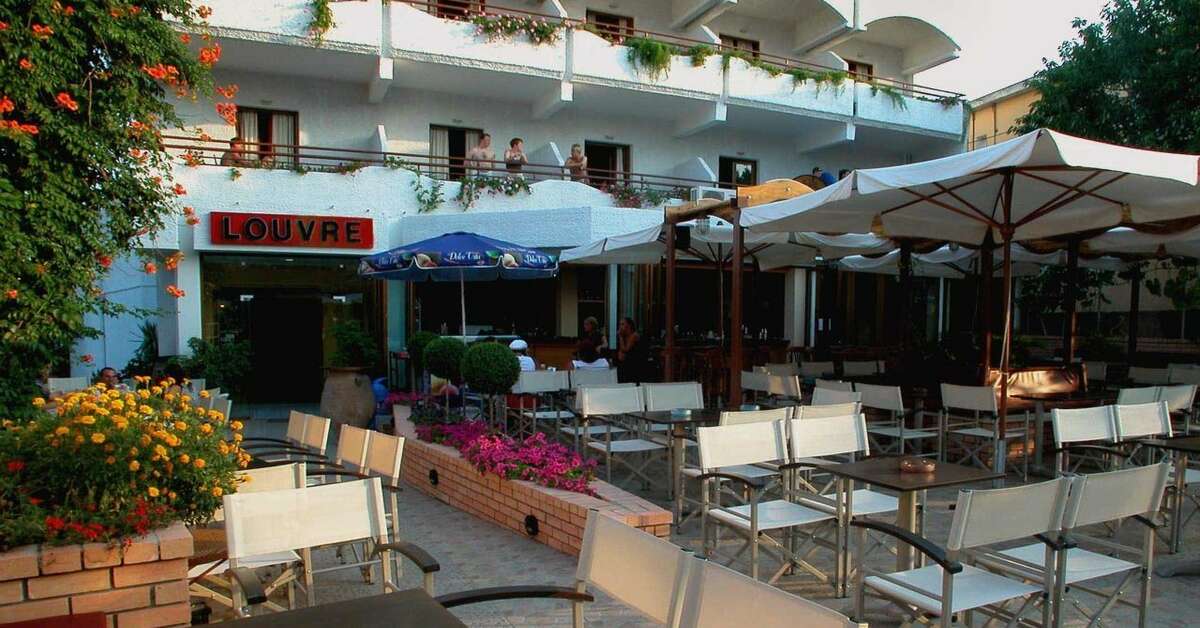 Een foto van het terras bij Louvre Hotel