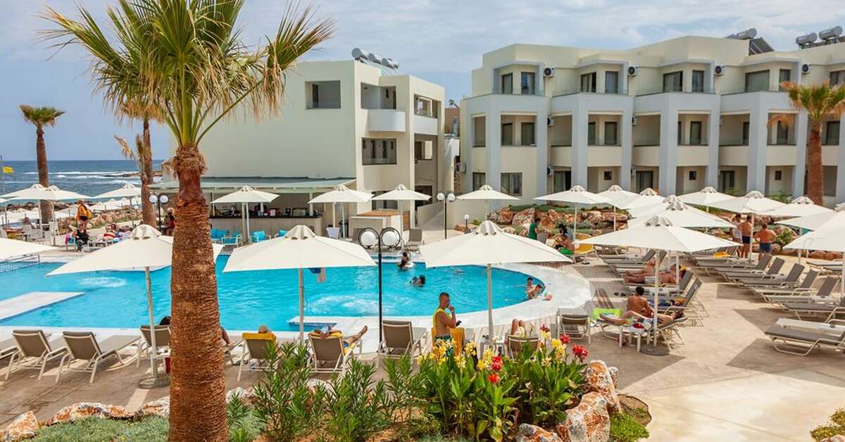 Een foto van het zwembad bij Harmony Rethymno Beach Hotel