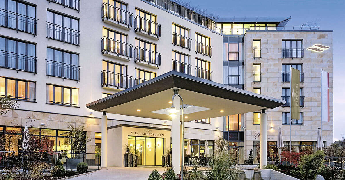 Een foto van de buitenkant van Hotel Vier Jahreszeiten Starnberg