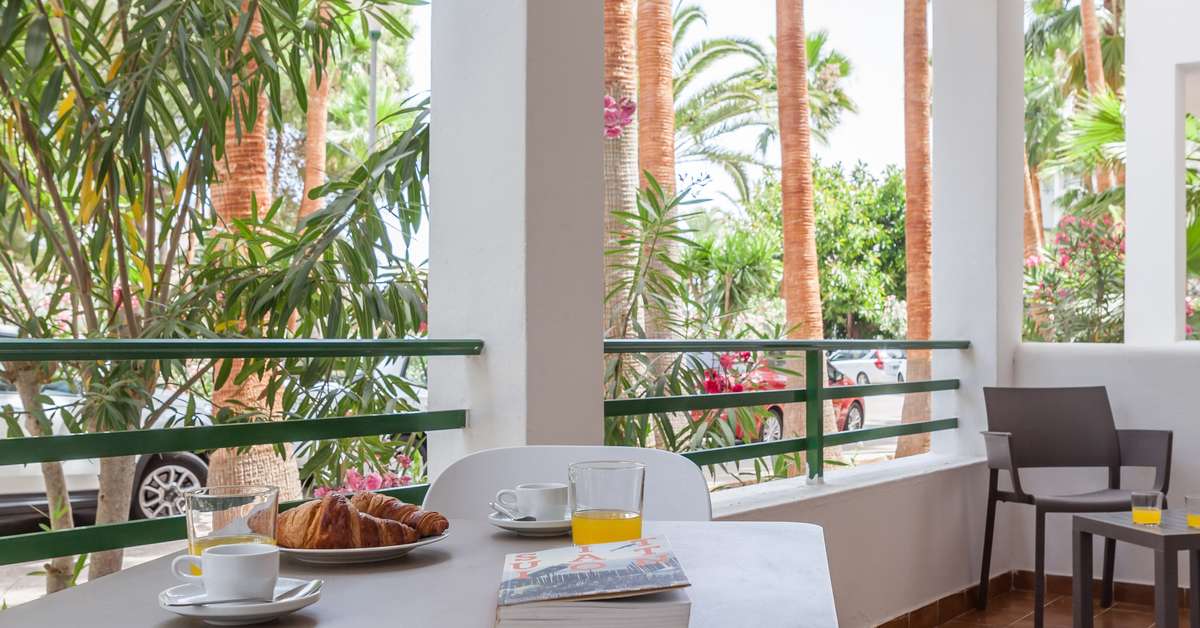Een foto van het terras bij Wyndham Portocolom