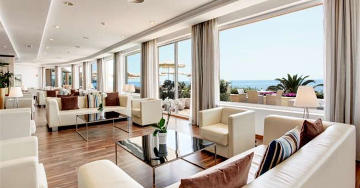 Een foto van het interieur van Grupotel Aguait Resort & Spa