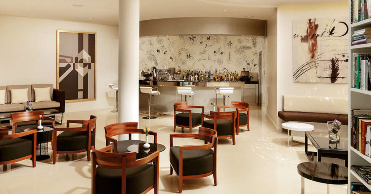 Een foto van het interieur van H10 White Suites