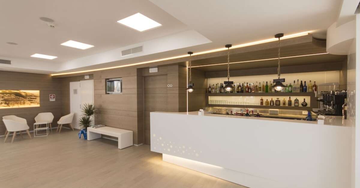 Een foto van het interieur van Est Hotel