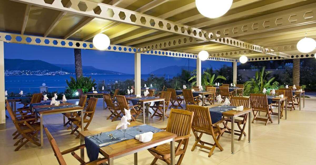 Een foto van het terras bij Salmakis Resort & Spa