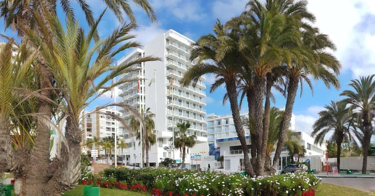 Een foto van de buitenkant van Hotel Alay