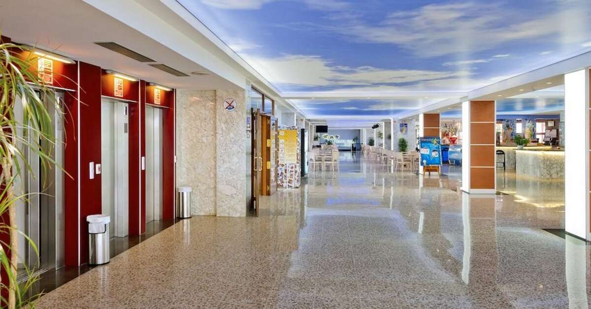 Een foto van het interieur van Hotel GHT Oasis Park & Spa