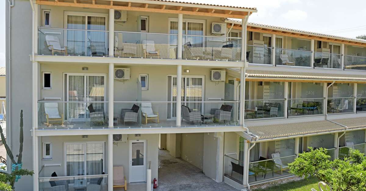 Een foto van de buitenkant van Ghikas Appartementen