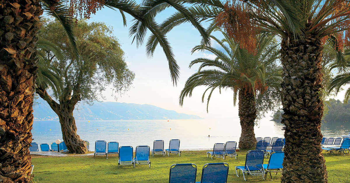 Een foto van het terras bij Grecotel Lux Me Daphnila Bay