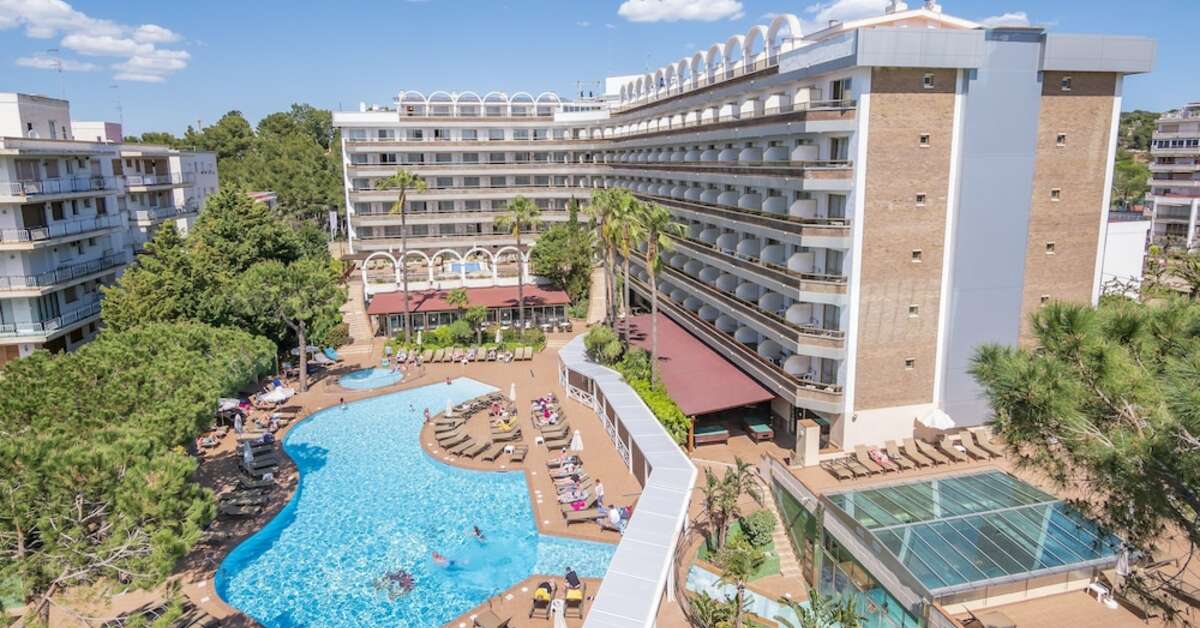 Een foto van het zwembad bij Golden Port Salou & Spa
