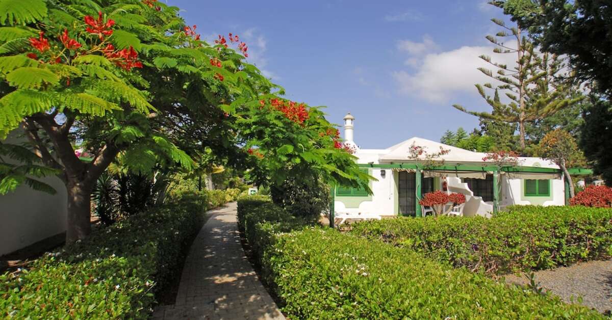 Een foto van het terras bij Cordial Sandy Golf Bungalows